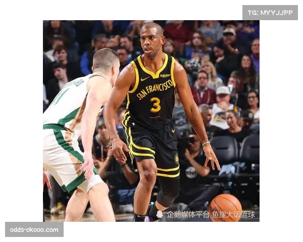 快船官方分享库里与保罗赛后深情拥抱展现惺惺相惜情谊